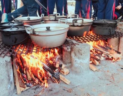みんなで、火を起こして、ご飯とカレーライスを作りました