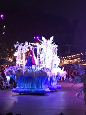 本場のエレクトリカル・パレード。「アナと雪の女王」がみえます