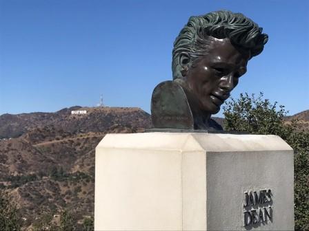 有名なハリウッドサインと、ジェームスディーン像です