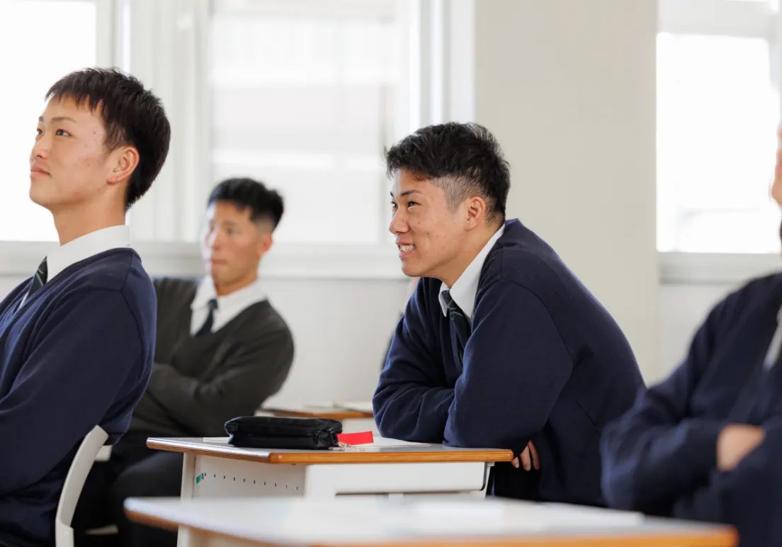 教室で学生たちが授業を受けている様子