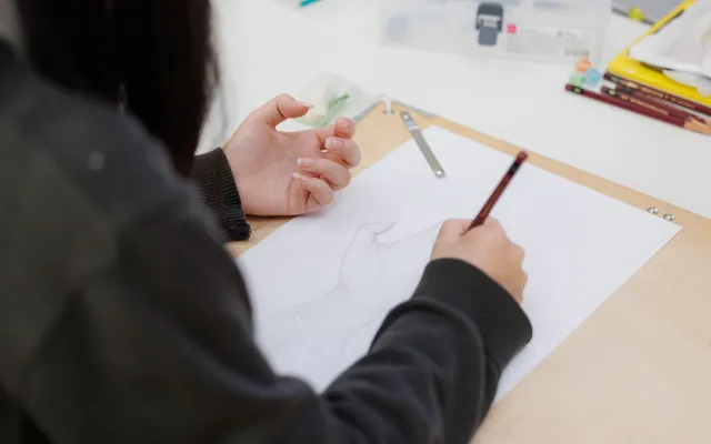 ノートをとっているアート・デザイン系列の生徒