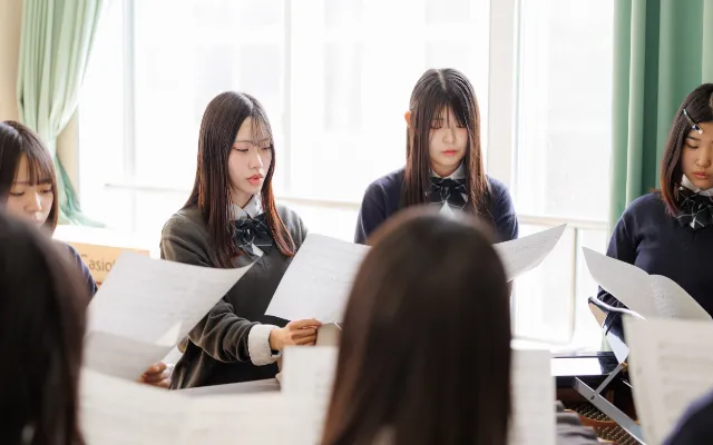 報告しあう生徒たち