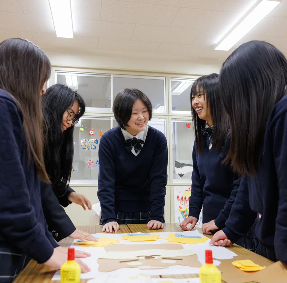 笑顔で話してる福祉・保育系列の生徒たち