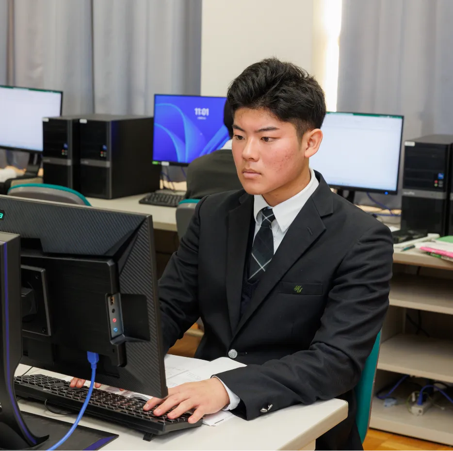 パソコンで授業を受けている情報・ビジネス系列の生徒