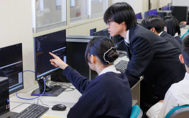 教えあう生徒たち