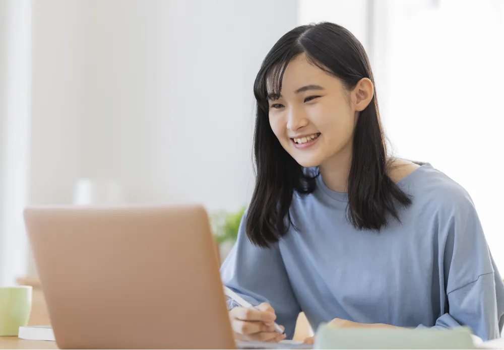 パソコンで授業を受けてるリベラル系列の生徒