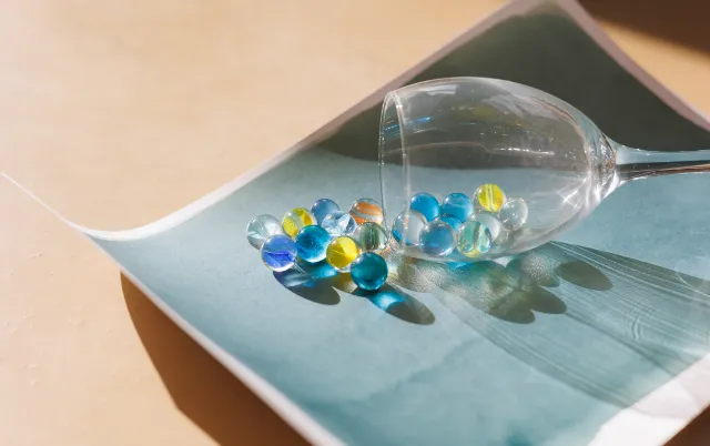 静物をモチーフに、デッサンや着彩を行う美術部の活動風景