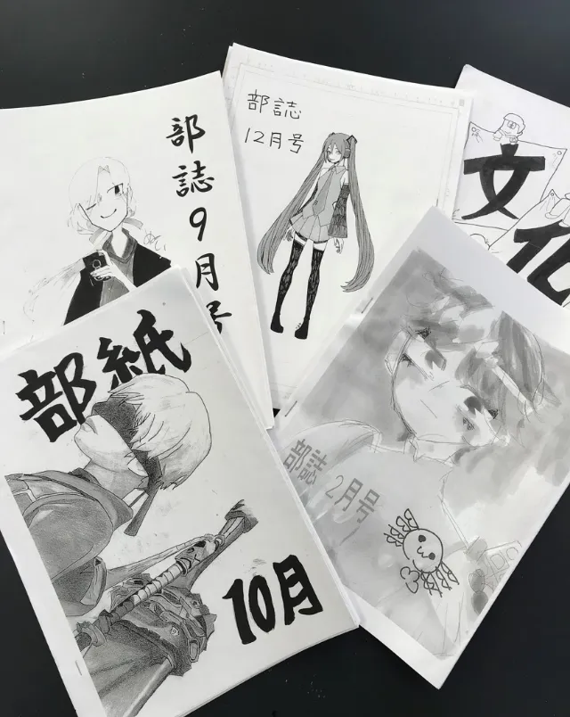 美術部が制作した部誌やイラスト作品を並べた展示の様子