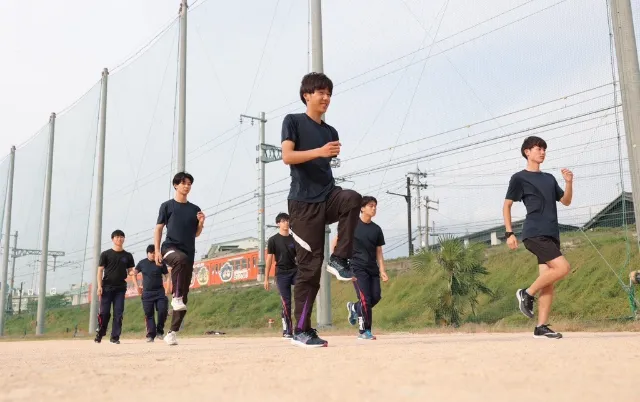 グラウンドで練習をしている様子
