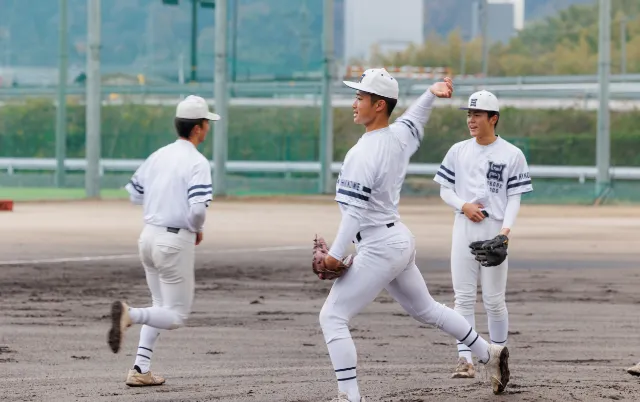 野球場で、ユニフォーム姿の部員が練習をしている様子