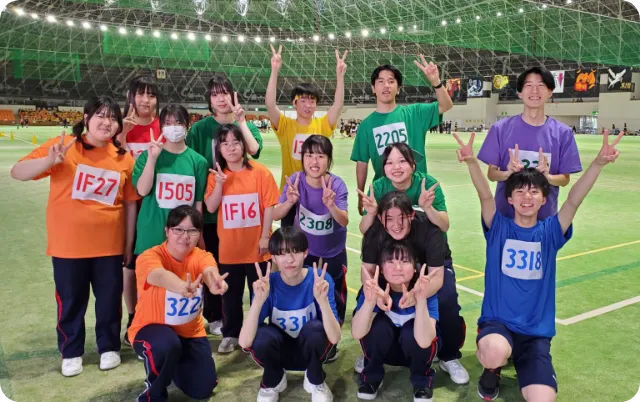 学校行事でチームTシャツを着用し、部員全員でポーズを取っている様子