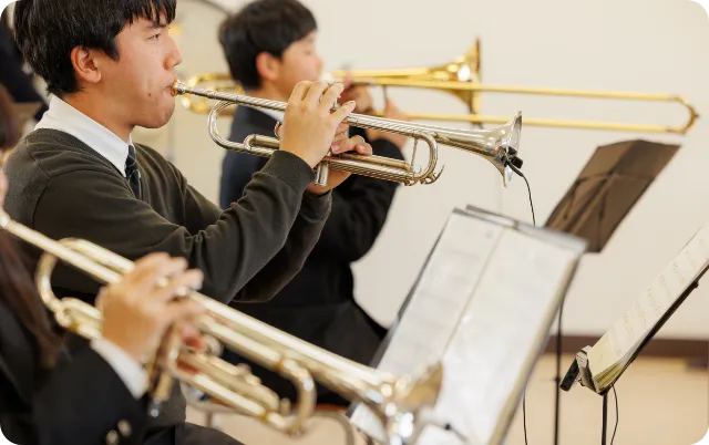 トランペットやトロンボーンを演奏し、パート練習を行っている様子