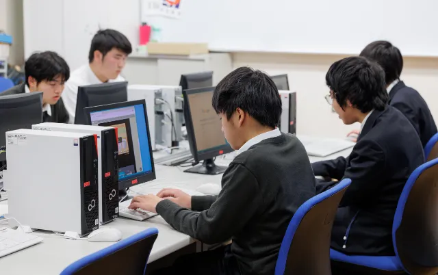 コンピュータ部の部員が教室でパソコン作業に取り組んでいる様子