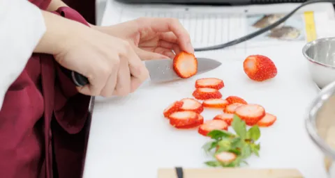 クッキング部で、包丁を使っていちごを切る調理作業の様子