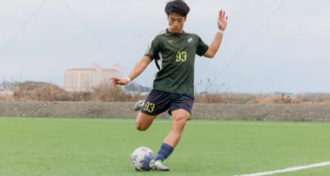 サッカー部で、グラウンドでボールを蹴る部員の様子