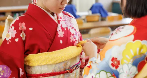 着物を着用し、帯の結び方を整えている部活動の作業の様子