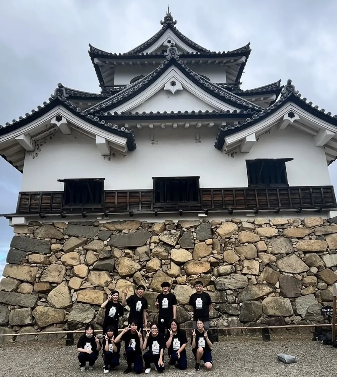 ボランティア部の部員が校外で清掃や地域貢献活動に取り組んでいる様子