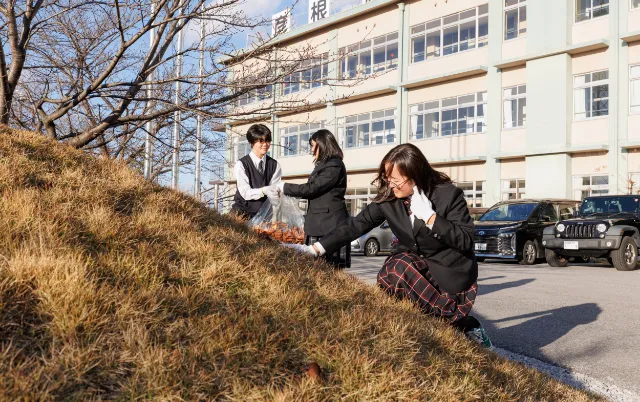 ボランティア部の部員が校外で清掃や地域貢献活動に取り組んでいる様子