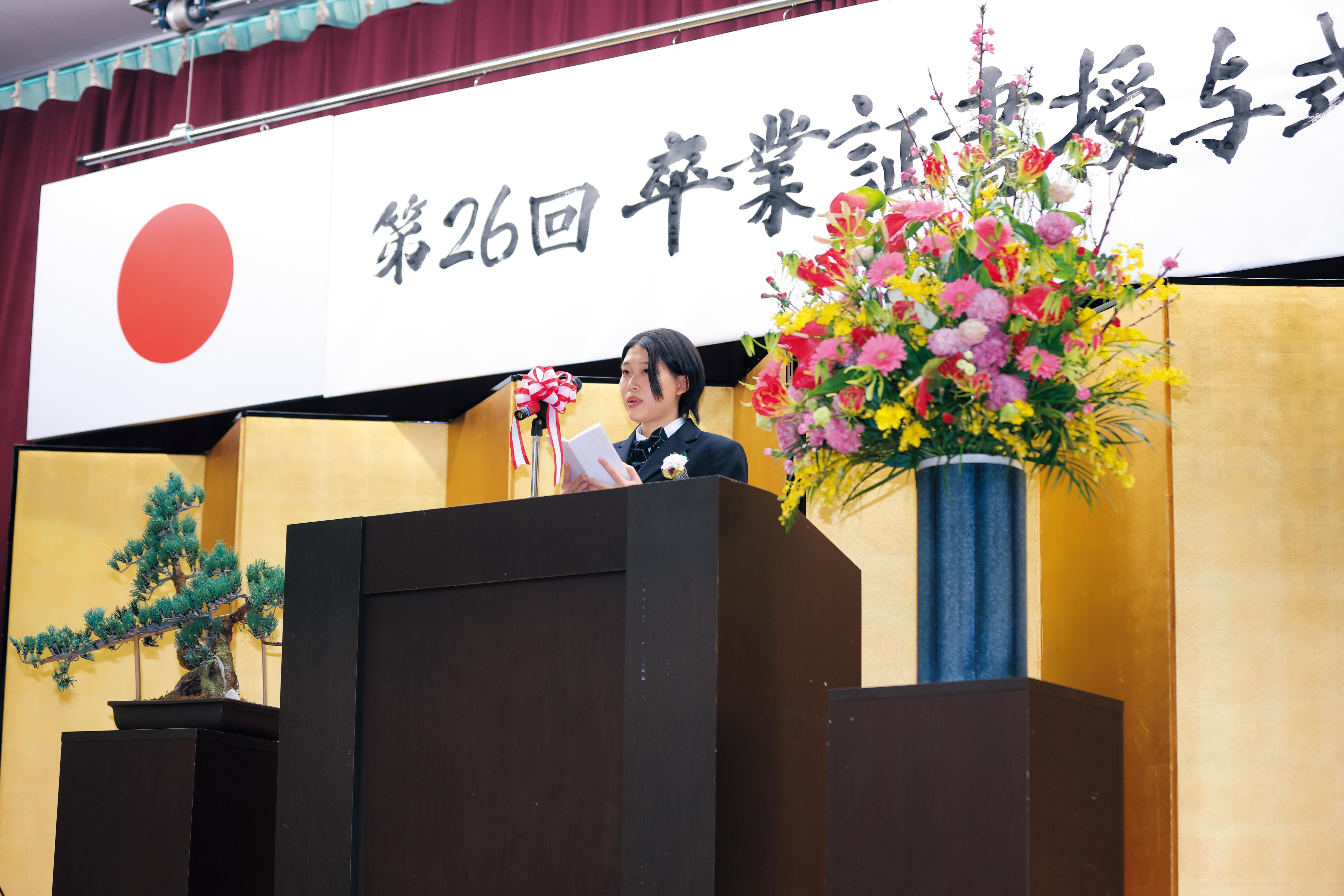 自転車を押しながら学校へ歩く2人