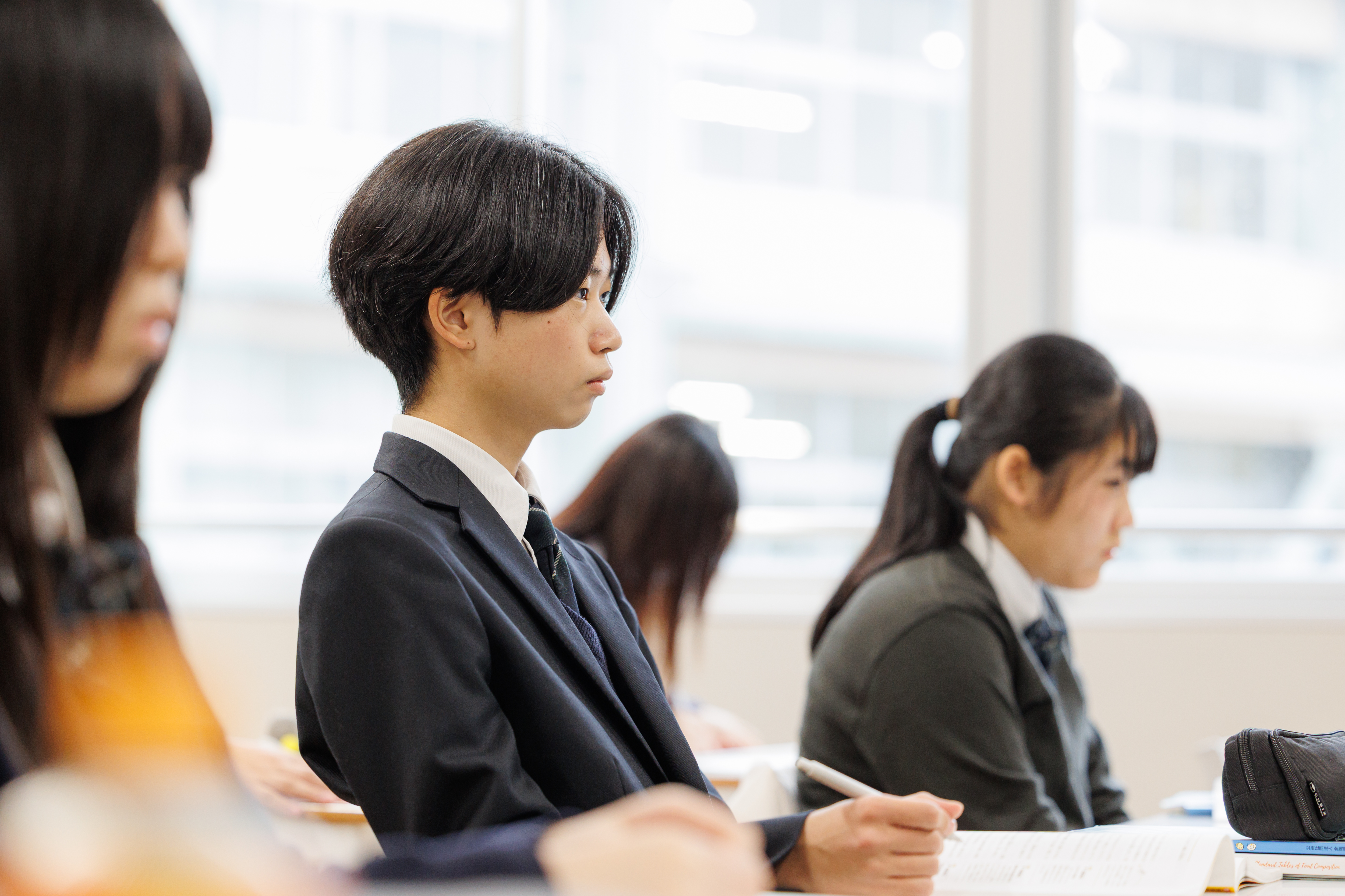 修学旅行で人力車に乗ってる生徒たち